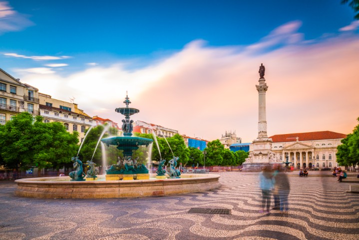 Place du Rossio à Lisbonne avec fontaine historique – Portugal en avril